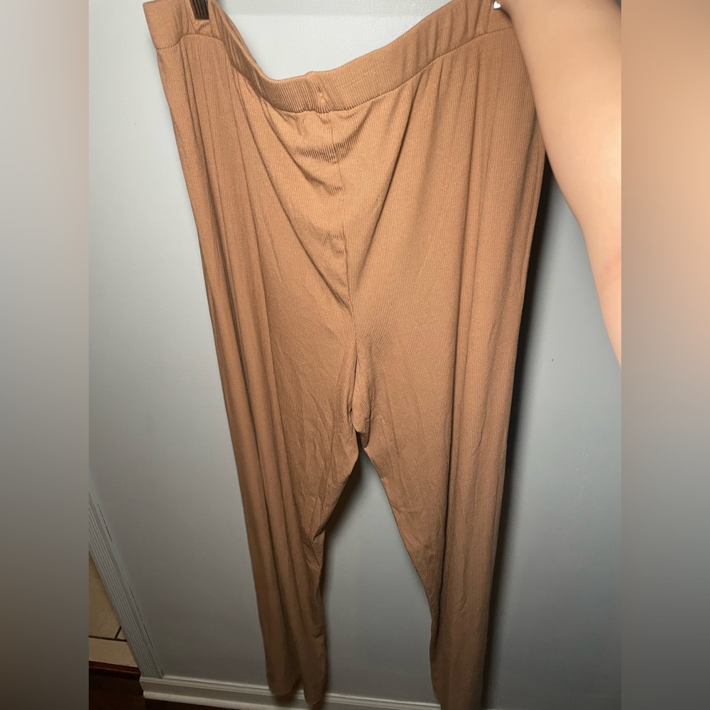 SKIMS Soft Lounge Sleep Set | Camel - Picture 8 of 10